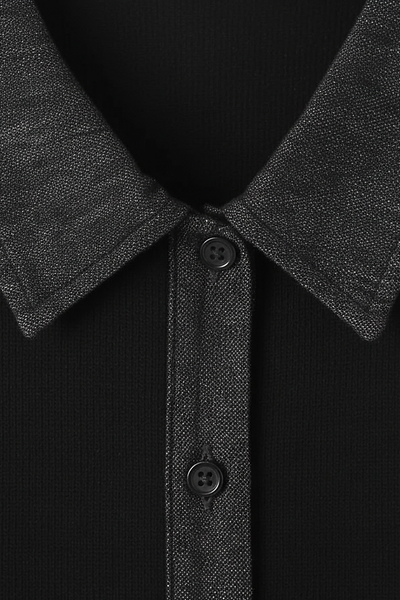 Sleeveless maxi dress. Detail of denim collar and neckline.