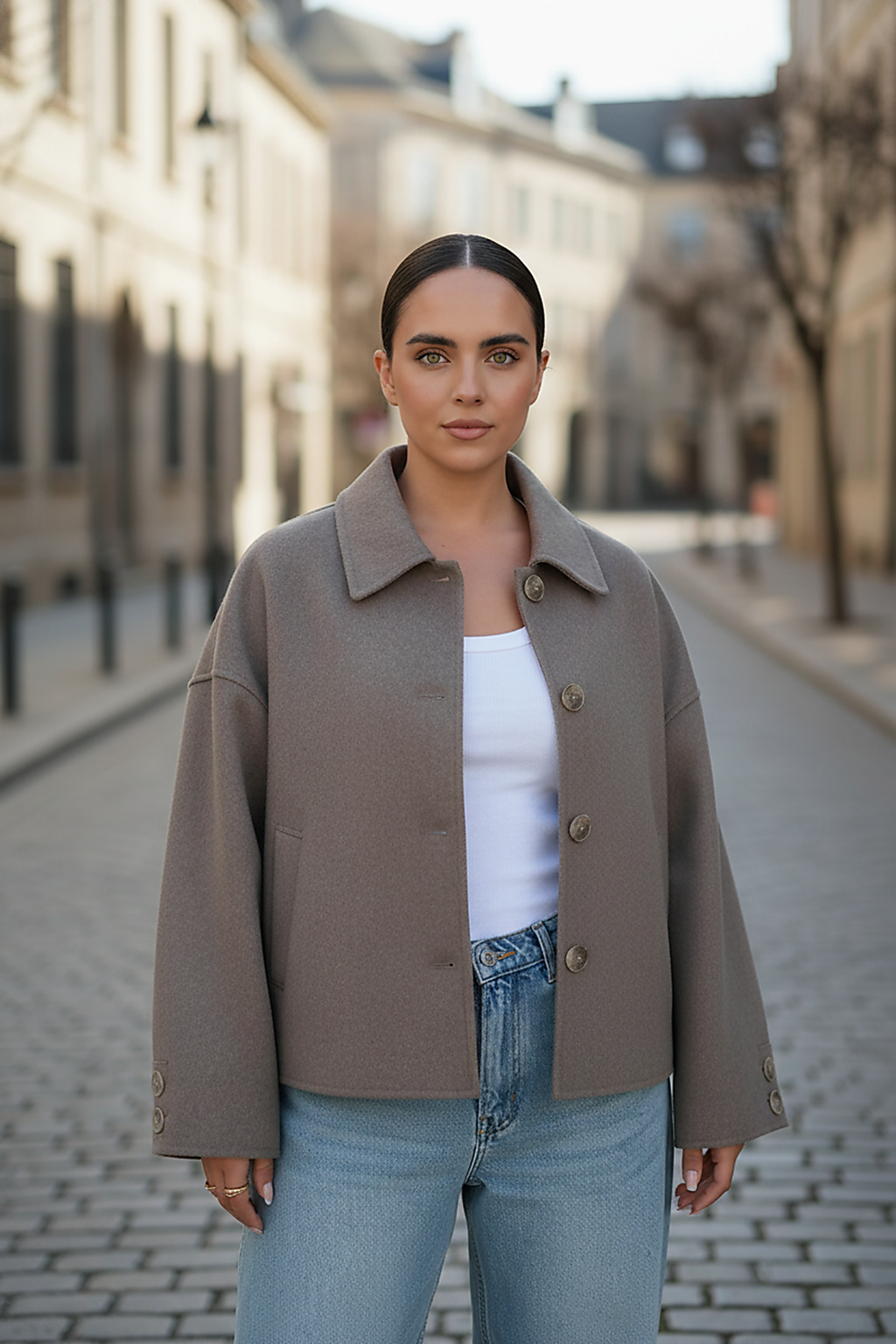 Solid wool jacket, detail of single-breasted closure.