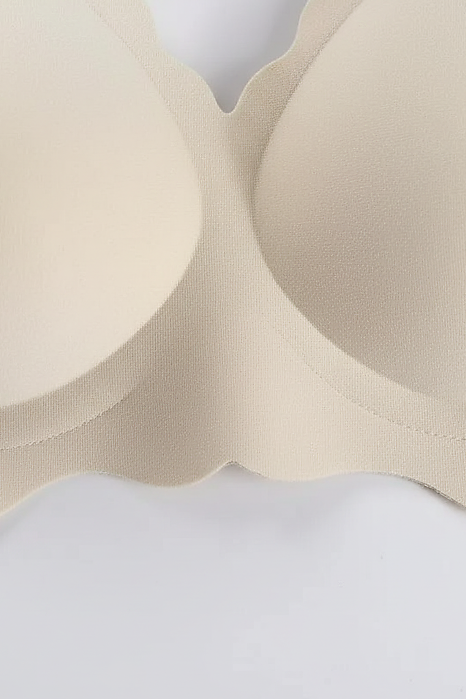 Women's smooth bra, thin section, fabric detail.
